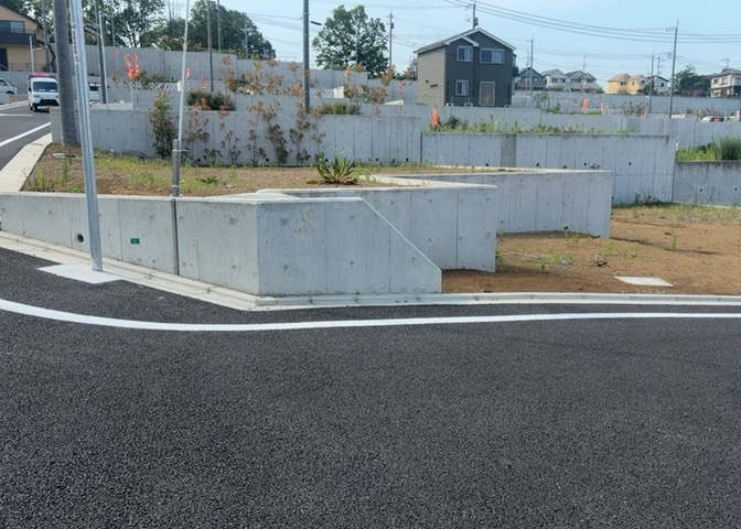 家を建てる場合、方位は要チェックです。現実的に日当たりのよい家ならばリビングは南側、建築基準法でも北側に当たる家への配慮は求められています。土地を見学に行く際は、方位磁針を持って行くようにしましょう。