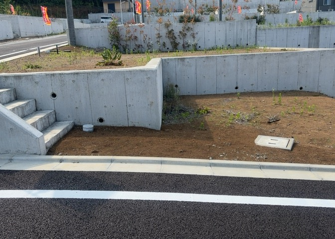 土地を買う際、住む地域の自治体や福祉の補助制度にも注目してみましょう。子供や老人の医療補助やゴミ出しのルールなど、自治体によってルールに大きな違いがあるため、暮らしやすい土地で判断するとよいでしょう。