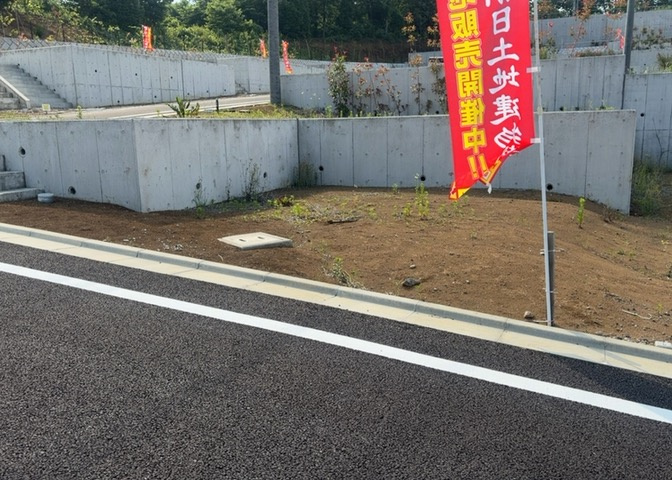 土地の前の道路に消火栓が設置されていることがあります。この場合、道路交通法第45条第1項により、駐車禁止の場所が指定されています。そのため、車庫などの駐車スペースをつくることができない場合があります。