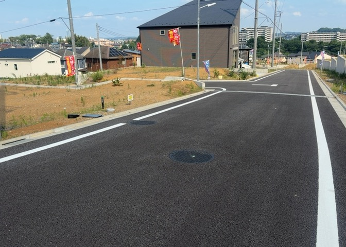 現地に行くなら、物件の周囲の地形がどうなっているかを見ることも大切です。周辺より低くなっている土地では、大雨などで水が集まりやすいため、地盤が弱くなっているということも考えられるため、注意が必要です。