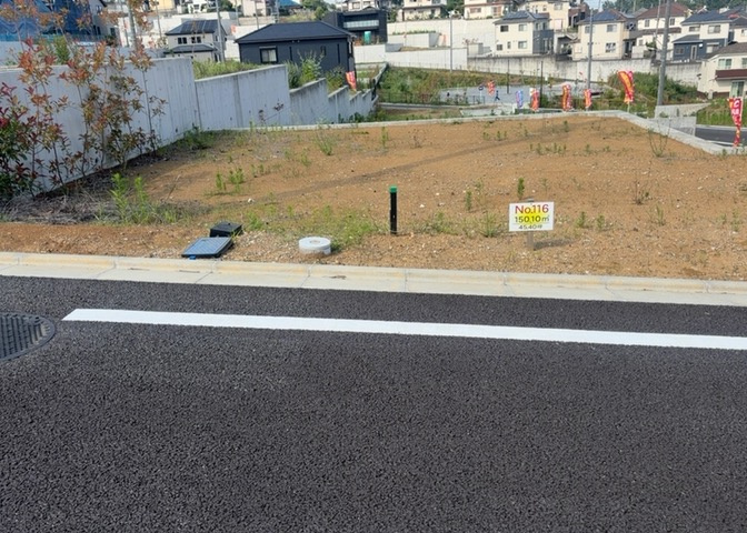 土地購入を検討されている場合、境界杭がない状態で購入してしまうと境界確定測量をする必要があり、費用がかかります。購入の前に、売主、隣土地所有者立ち合いのもと境界を確定し境界杭を設置するのがベストです。