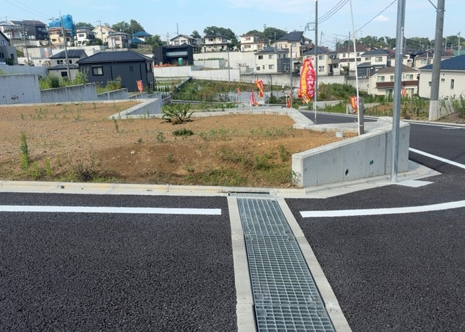 人が暮らすうえで日光は大切な要素となります。日当たりの良さは譲れないポイントですね。併せて近くに大きな建築物の建築予定がないか、あるいはそれが可能な土地が近くにないか事前に確認することもお勧めします。