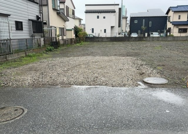 土地の形が極端に長細かったり、狭小地、あるいは道路との高低差がある傾斜地だった場合、後々売ろうとしても買い手がつかない場合もあります。後々、売却することになった時に価値の下がらない土地を選びましょう。