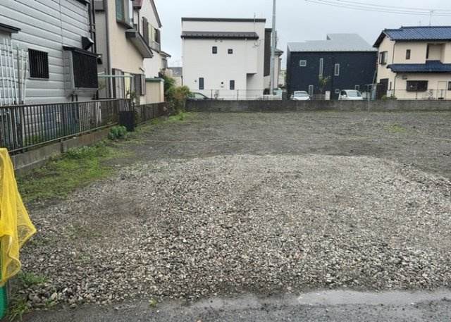 土地の面積＝住宅面積ではありません。建ぺい率の問題などで、土地のある場所によって住宅を建てられる面積は限られています。高さもしかり、「土地」という言葉の中には、建築条件も含まれると考えておきましょう。