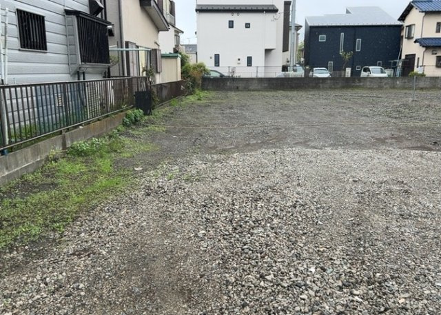 家を建てる場合、方位は要チェックです。現実的に日当たりのよい家ならばリビングは南側、建築基準法でも北側に当たる家への配慮は求められています。土地を見学に行く際は、方位磁針を持って行くようにしましょう。