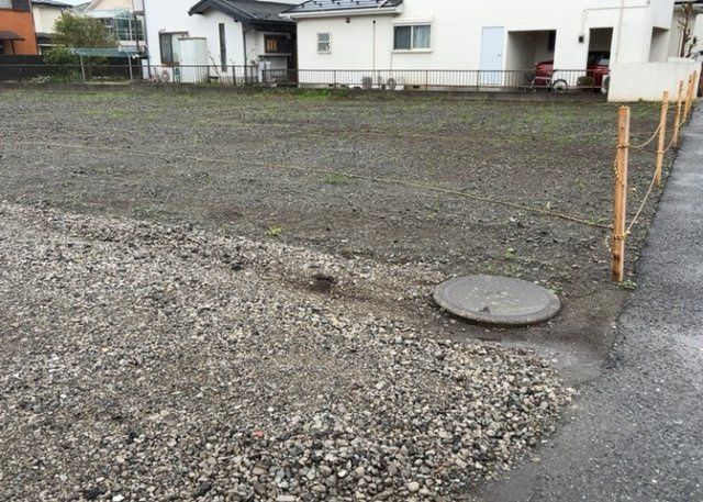 土地の前の道路に消火栓が設置されていることがあります。この場合、道路交通法第45条第1項により、駐車禁止の場所が指定されています。そのため、車庫などの駐車スペースをつくることができない場合があります。