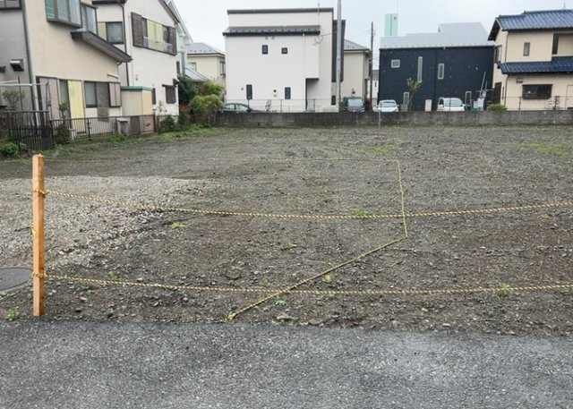 現地に行くなら、物件の周囲の地形がどうなっているかを見ることも大切です。周辺より低くなっている土地では、大雨などで水が集まりやすいため、地盤が弱くなっているということも考えられるため、注意が必要です。
