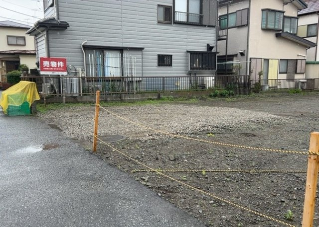 土地購入を検討されている場合、境界杭がない状態で購入してしまうと境界確定測量をする必要があり、費用がかかります。購入の前に、売主、隣土地所有者立ち合いのもと境界を確定し境界杭を設置するのがベストです。