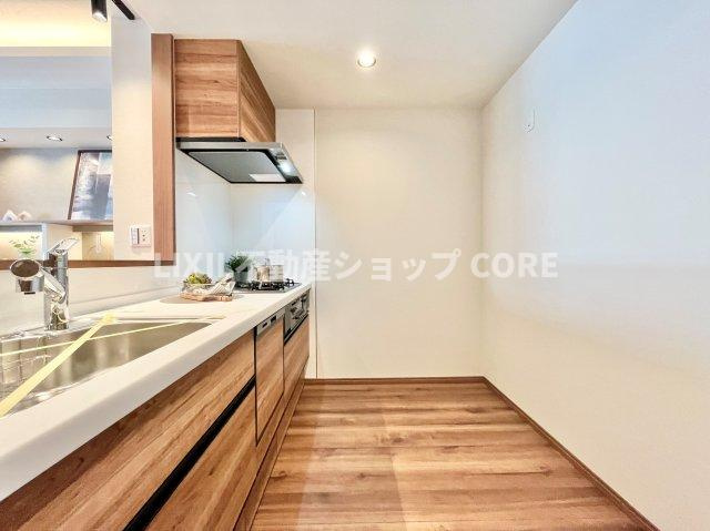 カウンター下部には豊富な収納を設置しスペースを有効活用しております。充実したキッチンです。　