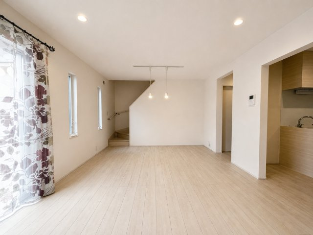 リビング階段を採用しておりご家族が自然と顔を合わせる機会が増える間取りです。お子様の帰宅や外出時もリビングを通るためコミュニケーションが取りやすく家族のつながりを感じながら暮らせます。