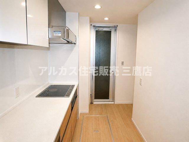 勝手口を設置し、ゴミ出しや換気にも便利な機能的で使いやすいキッチン空間。