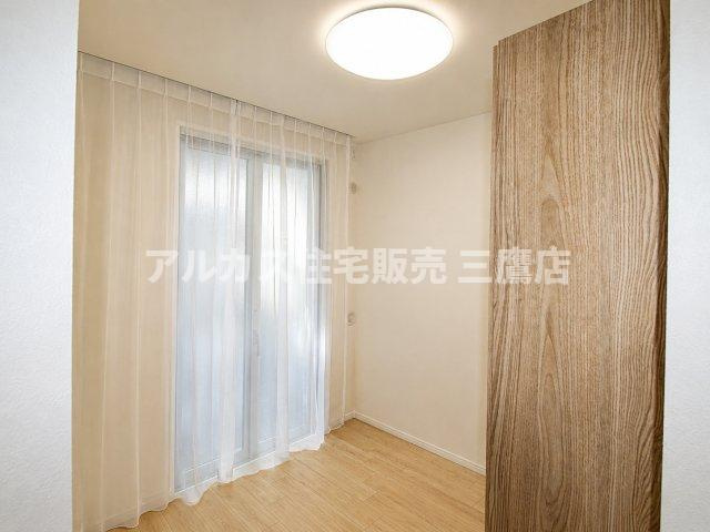 大きな窓からやわらかな光が差し込む、明るく落ち着いた印象の居室空間。