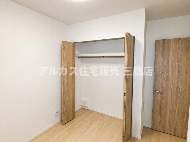 折り戸タイプで開閉しやすく、お部屋をすっきり保てる機能的な収納スペース。