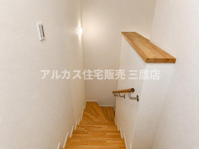 柔らかい自然光が差し込む、プライベートな時間を穏やかに過ごせる明るい内装。