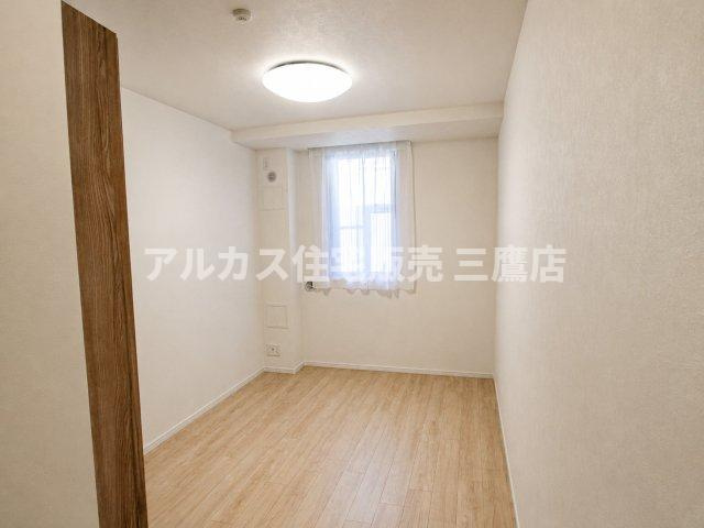 安全面に配慮された手すりと、木の温もりを感じられる美しい階段スペース。