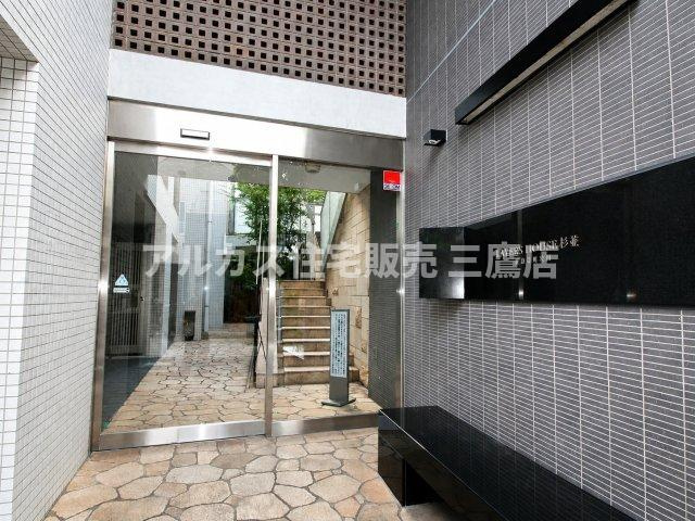 シックなタイルの装飾と洗練された館銘板が迎える、高級感のあるマンションアプローチ。