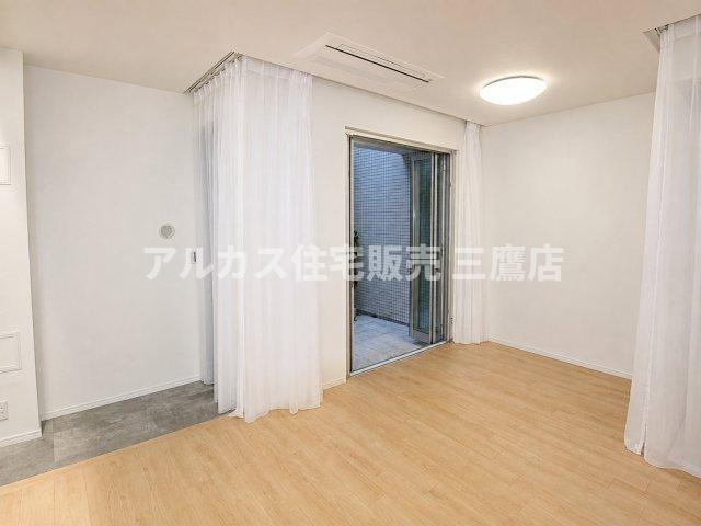テラスと一続きの開放感を楽しめる、光と風が心地よく通り抜けるリビングダイニング。
