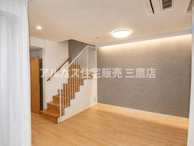 間接照明の上質な光とアクセントクロスが、落ち着いた雰囲気を醸し出すリビング空間。