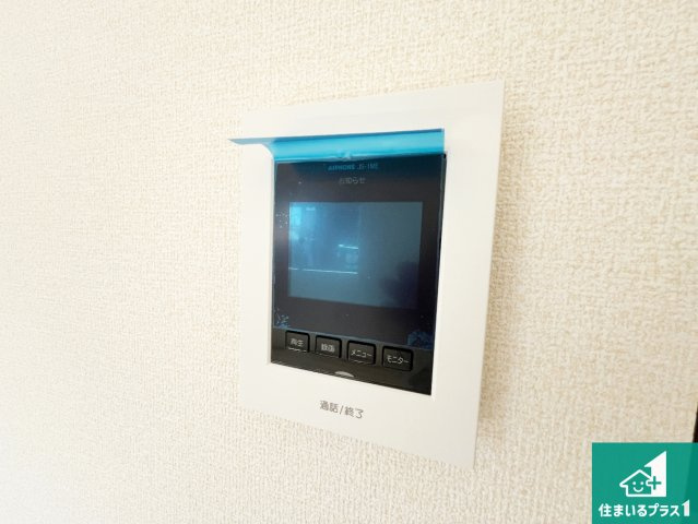 カラーモニターインターホン！声だけでなく来訪者の姿や顔がモニターで確認できるので、小さなお子様がいらっしゃるご家庭でも安心できます！　