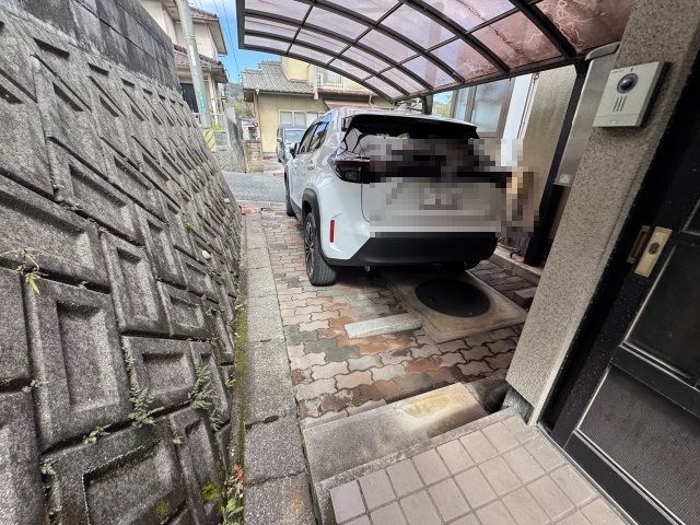 雨や直射日光から大切なお車を守り、季節を問わず快適に利用できます。玄関までの距離が近く、荷物の積み下ろしもスムーズ。前面道路との接続も良く、日常使いしやすい動線が確保されています。