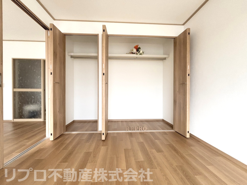 6帖の洋室にはクローゼット付き！たっぷり収納ができ衣類や季節物もまとめて片付きます！
