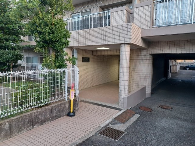 マンションのエントランスには、もともと風よけや防犯の役割がありますが、マンションによって宅配ボックスなどの設備が備わっている所もあります。日々の生活をイメージしながら生活しやすさをチェックしましょう。