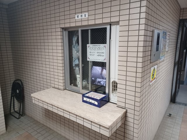 受付はマンションコンシェルジュがいる場合もあれば、管理人が滞在する小部屋を総称して呼ぶことがあります。主にエントランスに設置されていることから、防犯面でも期待ができます。防犯設備がない場合はより安心！