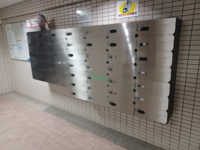 エントランス付近に設置されている集合ポストは、住んでいる部屋と離れているため、ポストをあさるなど誰かに何かされていても被害に気づきにくいです。入居する時には他人に特定されにくい番号で鍵をかけましょう！