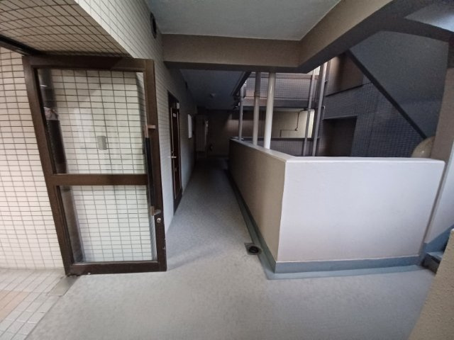 共用部分は、一棟の建物に住む区分所有者全員が共同で所有するとし、共用部分の管理、補修などは、区分所有者で形成される管理組合が行います。個人の判断で勝手に変更することはできませんので覚えておきましょう。