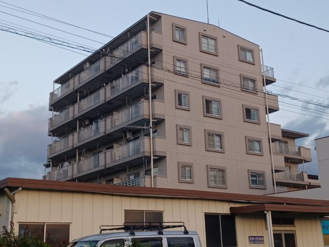 道幅が広い場所は日当たりや風通が良好です。幅が広いのですれ違いも可能ですし大きな車でも駐車可能！一方で、大型車が通ることも多くなるため交通量の増加により騒音に繋がります。また土地の値段が高くなります。