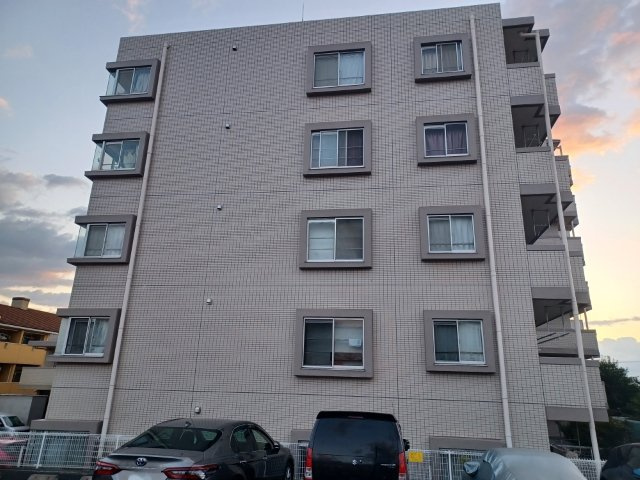 ＲＣ造、Reinforced　Concreteは直訳すると補強されたコンクリートです。主に柱や梁・床・壁が鉄筋とコンクリートで構成おり、鉄筋を組んだ型枠にコンクリートを流し込んで固めたものを指します。