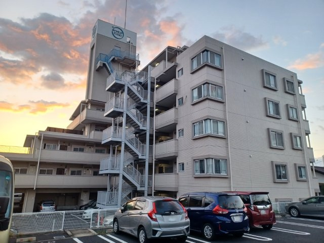 ＳＲＣ造は強度や耐震性の面でもRC造と比べて優れています。そのため、10階建以上の高層または超高層マンションなどの建築にも多く採用されています。柱や梁などのサイズが小さくても高い耐震性を確保できます。