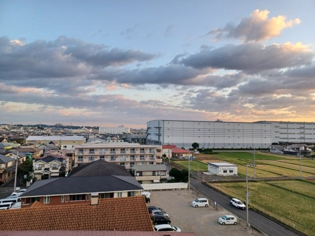 眺望を気にして物件を探す場合、前面に建物が建っていないか現地で確認しましょう！前面に建物があると景色はもちろん、日当たりや風通しにも影響が出てきます。住んだ時のことを想像しながら現地見学をしましょう。