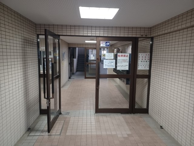 玄関は家の顔でもあり、家族以外の目にも止まる場所です。玄関は外との間を仕切る扉、靴などをしまっておく収納スペース、靴脱ぎのたたきスペース、来客とのやり取りをするドアホンなど複数のアイテムからなります。