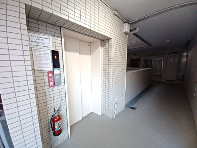共用部分は、一棟の建物に住む区分所有者全員が共同で所有するとし、共用部分の管理、補修などは、区分所有者で形成される管理組合が行います。個人の判断で勝手に変更することはできませんので覚えておきましょう。