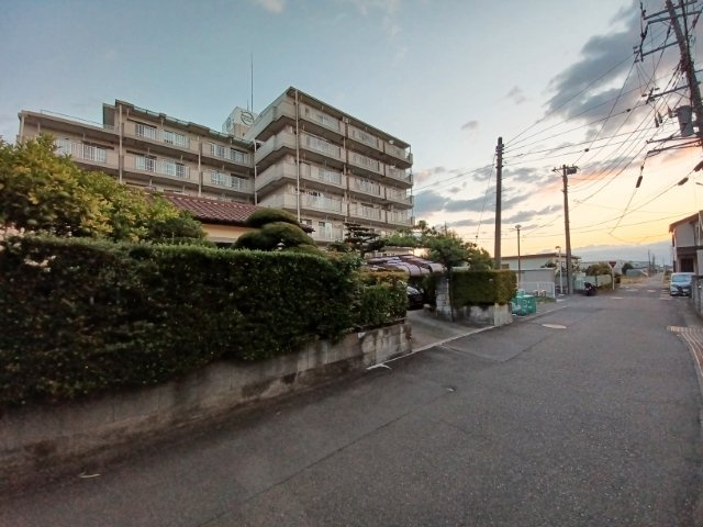 外観はマンション管理がされているかの目安になります。築年数が古いと、壁面は劣化してひび割れが生じることも！建物が古びていても細かいところが修繕されていると、きちんと管理されているなぁと感じるでしょう。
