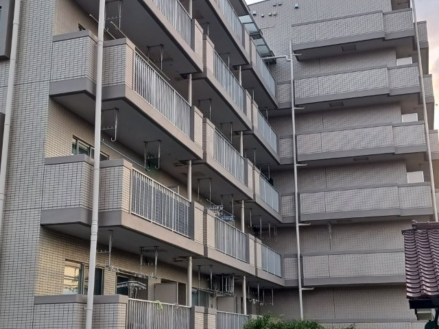 一般的なバルコニーは、奥行1.5ｍ程ですが、ワイルドバルコニーは2ｍまで広がっています。そのため洗濯物の間隔をあけ干すことができ、乾きやすいというメリットや、ガーデニングが楽しめる等の特徴があります。