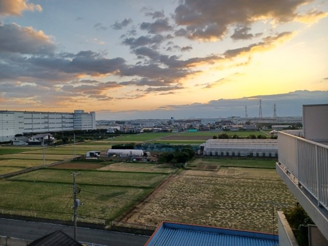 眺望の良さを楽しめるダイニングキッチンで家族団らんの時間を過ごしてはいかがでしょうか。バルコニーから見える景色を家族で眺める時間は、時間が経つのを忘れてしまいそうですね。是非、現地を見に行きましょう！