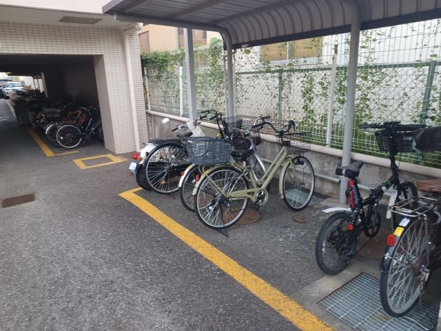 マンションの駐輪場は、事前に空きがあるか確認を取ると安心です。せっかく入居したのに駐輪スペースがない！なんてことになったら大変ですよね。そこで、内見時や購入前にはまず事前に確認しておくと良いでしょう。