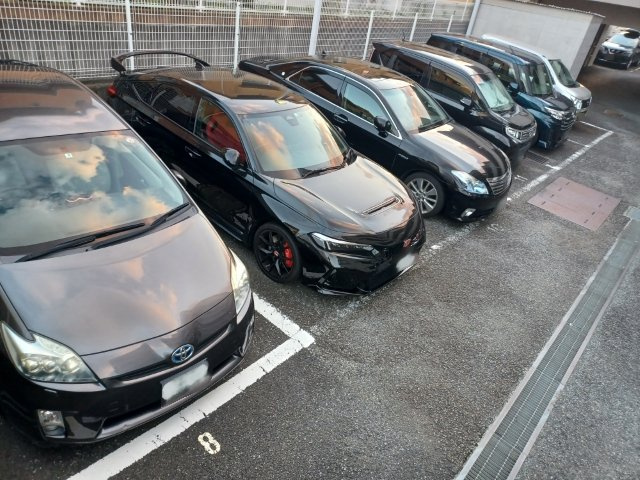 車一台あたりに必要なスペースは、標準サイズの普通自動車で横幅2m50cm、長さ5mは必要になります。ただし、乗降のことも考慮して横幅3m30cm、長さ5m50cmほどは確保できるところを選びましょう。