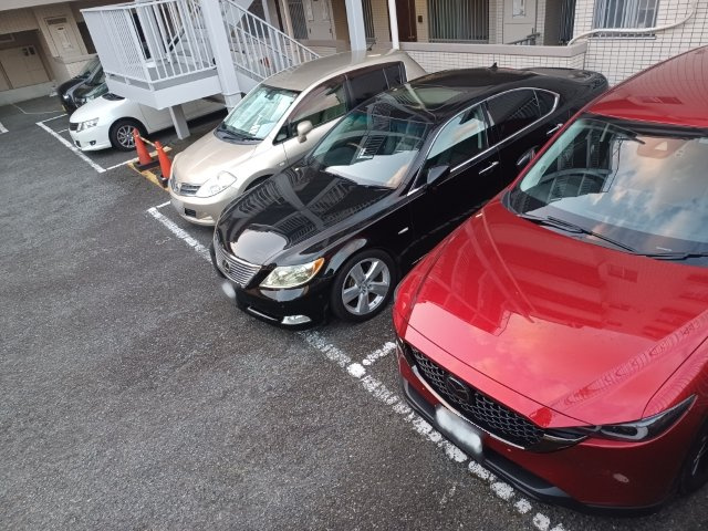 駐車場と明記されていても、最小スペースでつくられた駐車場だと大型車は駐車できなかったり、出入りしにくくなったりする可能性があります。お車のサイズと購入したい物件の駐車場のサイズを現地で確認しましょう。