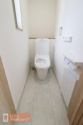 【トイレ】現地完成写真。温水洗浄暖房便座付き。