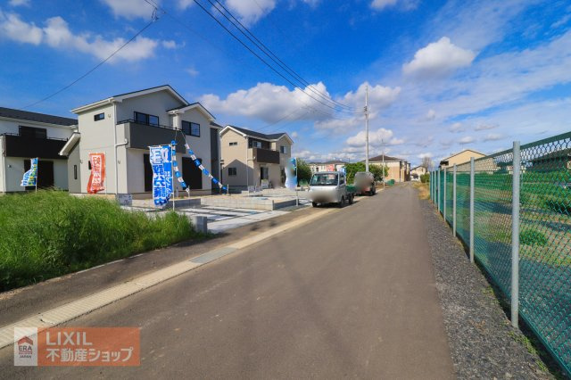 【前面道路】現地完成写真。道幅や駐車など、ご確認ください。