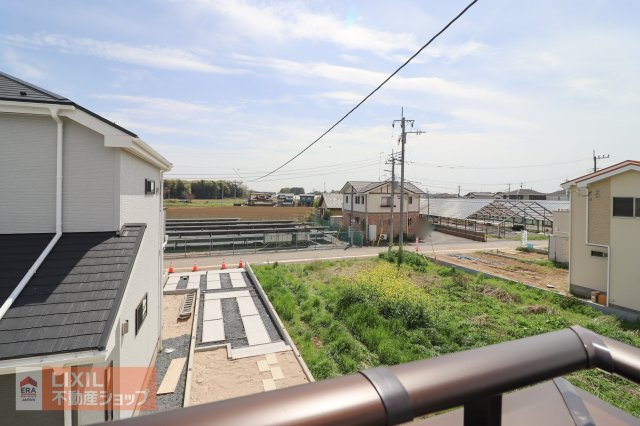 【建物からの眺望】現地完成写真。バルコニーからの景色。十分な間隔が確保されております。
