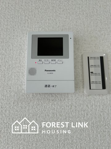 来訪者を事前にチェックできるモニター付きインターホンです。