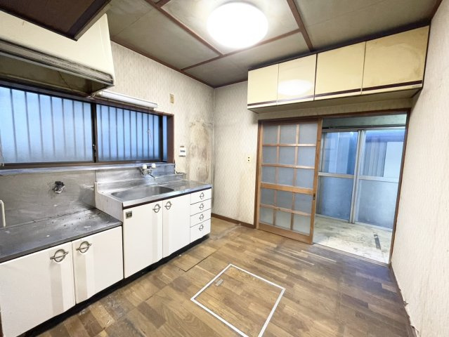 ダイニングとキッチンの間を扉や壁などで仕切らず、一体化させた間取りです。キッチンカウンターがついている物件ならば、食事をキッチンカウンターで取ることで、ダイニングスペースをリビングとして使用できます。