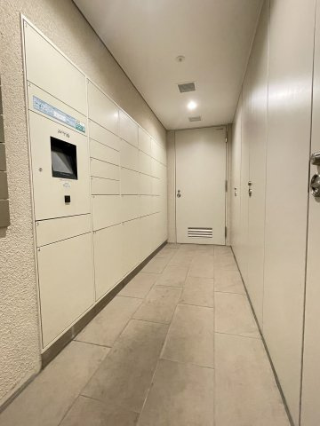 宅配ボックス付きで、不在時の荷物受け取りにも便利な共用部
