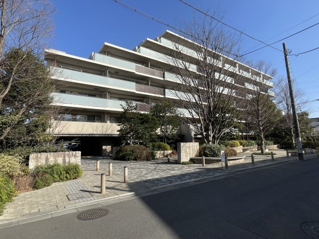 小学校やスーパーも徒歩圏に揃い、家族の日常生活を支えやすい立地です。