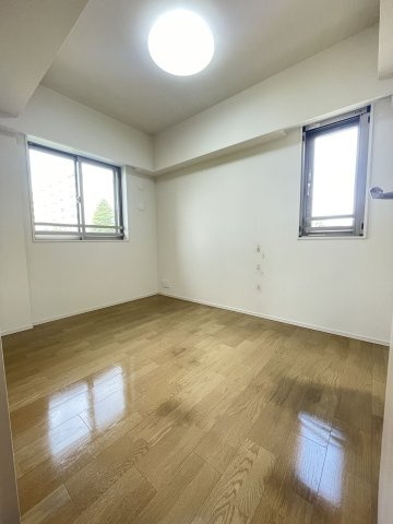 子ども部屋や主寝室、在宅ワーク部屋など、家族構成に合わせて使いやすい洋室。収納付きの洋室は、衣類や学用品を整理しながらすっきり暮らしやすい空間です。