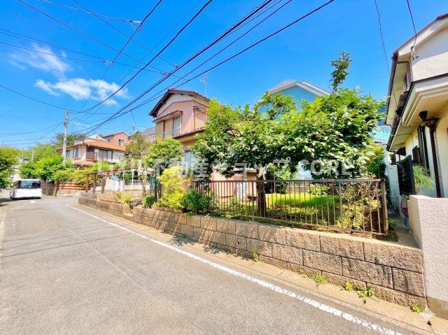 前面道路は閑静な住宅地をはしる車通りの少ない道路。お車の出し入れが苦手なママや小さなお子様にも安心　